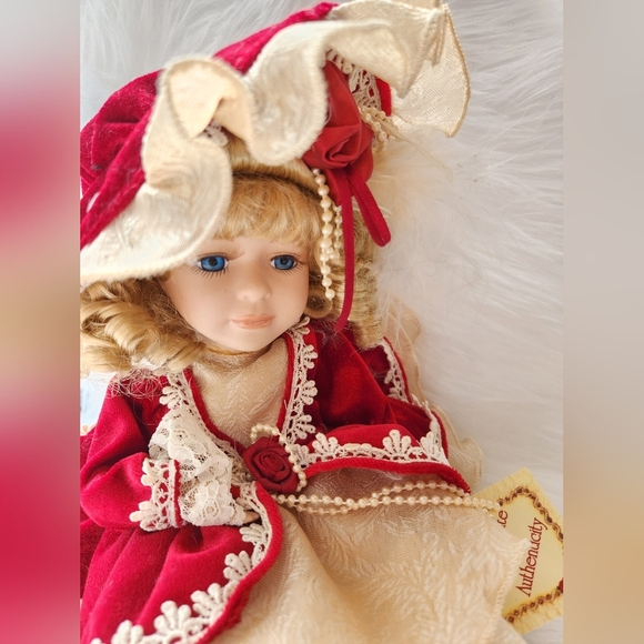 10"Vintage Collectors Choice Musical Porcelain Doll w/ Authenticity Certificate - Picture 5 of 7